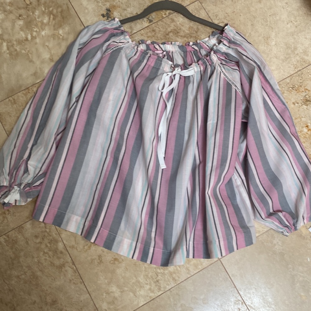 Victoria’s Secret Off the shoulders Sleep Shirt M